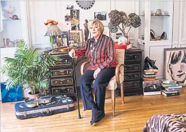  ?? [ yann Orhan ] ?? Den Stock hält sie wie ein Szepter: Marianne Faithfull in ihrer Pariser Wohnung.