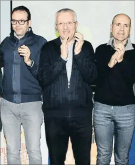  ?? SALVADOR MIRET / ACN ?? Josep Maria Forné (centro), de JxCat, tras el triunfo electoral