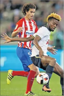  ??  ?? FUERTE. Tiago, ayer, peleándole un balón a Onomah.