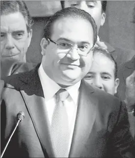  ??  ?? El ex gobernador de Veracruz Javier Duarte de Ochoa enfrenta nuevo proceso luego que la Fepade obtuvo una orden de captura en su contra por la comisión de un delito electoral ■ Foto Cristina Rodríguez