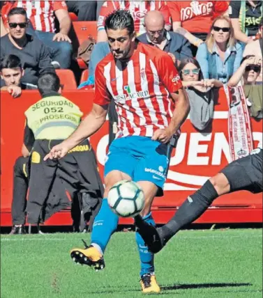  ??  ?? EN FORMA. Álex Pérez dejó una huella del buen profesiona­l en el Valladolid, ahora vuelve con el Sporting.