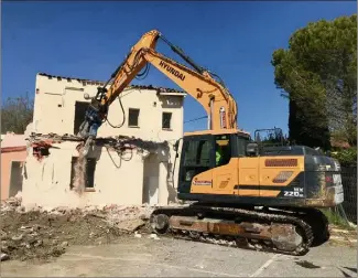  ?? (Photo Patrice Lapoirie) ?? La tractopell­e a commencé son oeuvre :  autres maisons vont être démolies sur plusieurs semaines.