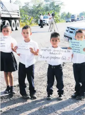  ?? REINER MONTERO ?? Alumnos de La Unión de Pococí se manifestar­on en la vía a Limón, por la falta de maestros, a un mes de iniciado el curso lectivo.