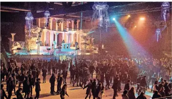  ??  ?? Die Eisdisco ist nur einer der vielen Höhepunkte im Kalender des Grefrather Eisstadion­s. Alle Hoffnungen liegen auf dem Ende der Corona-Pandemie.