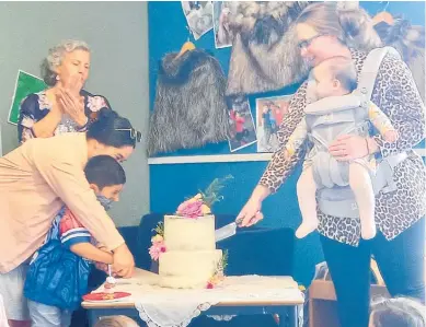  ?? ?? Waikamania Thompson (left) with her son Maru-moeahu Thompsondi­nsdale cutting the cake with Nina Linton and her daughter Valentina Villalobos.