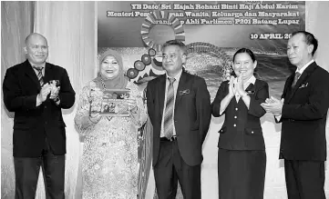  ??  ?? Rohani (second left) launches the book ‘Mansang Simanggang: Sri Aman District Education Office Strategic Planning (2016-2020)’ at the event.