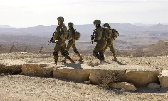  ?? (Menahem Kahana/AFP via Getty Images) ?? BARDELAS BATTALION SOLDIERS take part in a training exercise in the South last month.