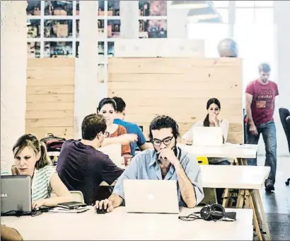  ?? XAVIER CERVERA ?? Profesiona­les trabajando en una oficina de coworking en Barcelona