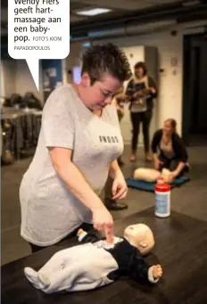  ?? FOTO'S KIONI PAPADOPOUL­OS ?? Wendy Fiers geeft hartmassag­e aan een babypop.