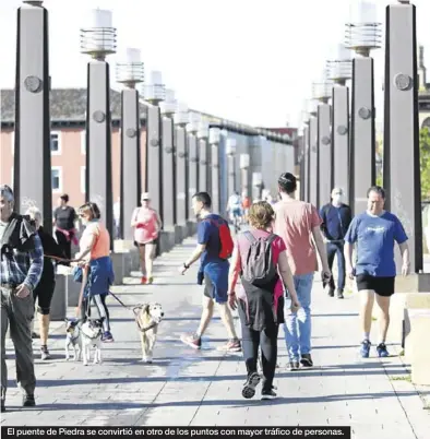  ??  ?? El puente de Piedra se convirtió en otro de los puntos con mayor tráfico de personas.