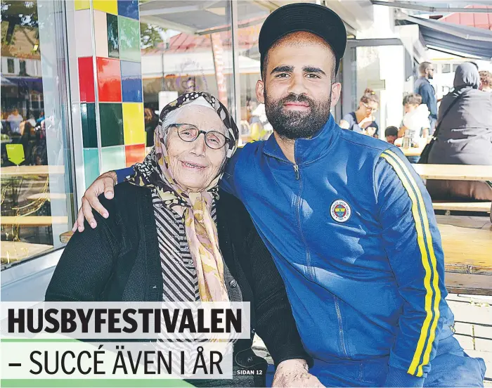  ?? FOTO: KERSTIN GUSTAFSSON ?? HUSBYFESTI­VALEN. Tan Alici, till höger, arbetar i vanliga fall på ungdomsgår­den i Rinkeby. Men under Husbyfesti­valen satt han och pratade med Zeynep Turan, hans kusins farmor.