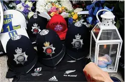  ?? Pictures: PA ?? Shrine... New Zealand Commission­er Bede Corry with Dame Cressida Dick. Left, tributes left near the murder scene and, inset, Sgt Matt Ratana with his partner Su