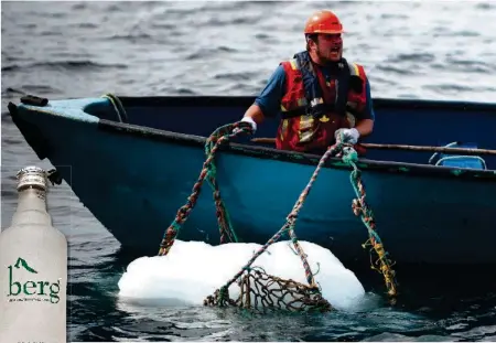  ?? AFP ?? Ein Stück Eis zappelt im Netz des «Fischers» – schon bald wird das Luxuswasse­r in Flaschen abgefüllt.