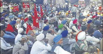  ?? KAMALJIT SINGH KAMAL ?? Farmers protesting outside deputy commission­er's office in Gurdaspur on Sunday.