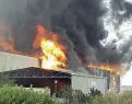  ??  ?? Il gigantesco incendio che sabato ha devastato l’azienda, generando una nube nera alta cento metri
Le fiamme e la grande nuvola