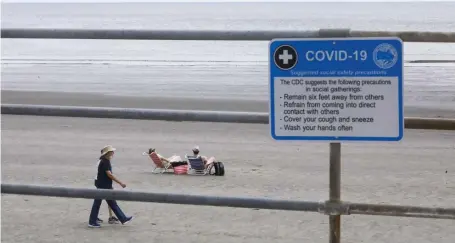  ?? NiCOLAUS CzARnECki / hERALD STAff ?? AT OWN RISK: A sign along Kings Beach advises visitors about suggested safety precaution­s during the COVID-19 pandemic in Swampscott on Saturday.