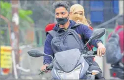  ?? HT ?? ■
Commuters wearing a protective mask following multiple positive cases of coronaviru­s in the NCR, in Noida.