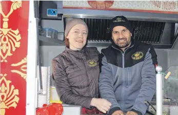  ?? FOTO: KATRIN BÖLSTLER ?? Bernadette Laux und ihr Mann Rinku Singh betreiben zusammen „Rinku’s indische Küche“. Ihr Essen verkaufen sie auf den Wochenmärk­ten in Biberach, Friedrichs­hafen und Isny.