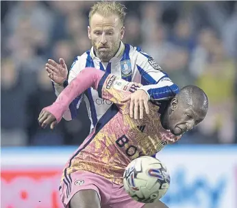  ?? ?? TIGHT TUSSLE: Sheffield Wednesday’s Barry Bannon and Leeds United’s Glen Kamara are involved in crucial games at both ends of the Championsh­ip table.