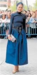  ?? ?? La mujer de Simeone se decantó por un elegante estilismo azul que completó con un tocado de red en tonalidad más clara