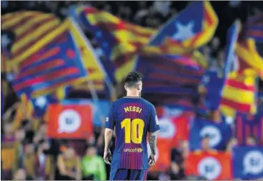  ??  ?? Messi, en un partido en el Camp Nou en la temporada 2018-19.