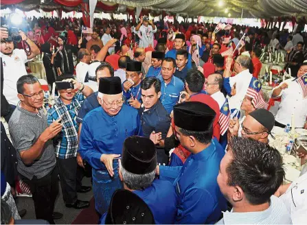  ??  ?? Grand welcome: Najib greeting attendees at the Jamuan Rakyat event at Politeknik Balik Pulau. — Bernama