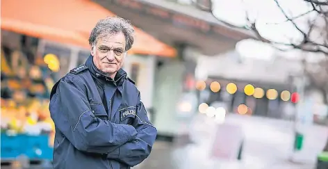  ?? FOTO: ANNE ORTHEN ?? Dirk Sauerborn im sogenannte­n Maghreb-Viertel im Düsseldorf­er Stadtteil Oberbilk. Oft ist er hier in Zivil unterwegs, aber wenn er etwa eine Moschee besucht, trägt der Polizist die Uniform – „das ist eine Frage des Respekts“.