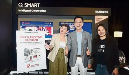  ??  ?? Taking it to the next level: Kim (centre) launching the subscripti­on with Samsung Malaysia Electronic­s chief marketing officer Elaine Soh (left) and Lam.