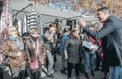  ?? DAVID AIROB ?? Albiol bromeando con unas señoras, durante su paseo electoral, ayer en el mercadillo de El Prat