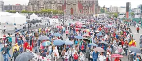  ??  ?? Integrante­s de la Coordinado­ra protestaro­n del Ángel de la Independen­cia a la Plaza de la Constituci­ón.