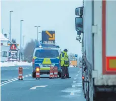  ?? FOTO: BERND MÄRZ/DPA ?? Die Bundespoli­zei kontrollie­rt am bayerische­n Grenzüberg­ang Schirnding Autofahrer, die aus Tschechien kommen.