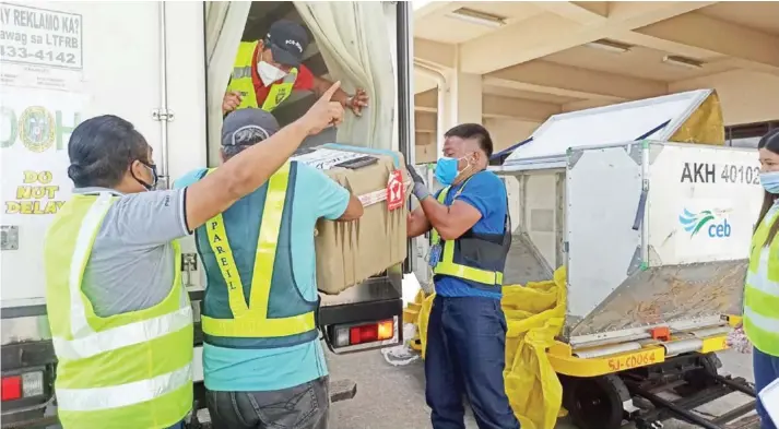  ?? (CAAP-Bacolod PIO photo) ?? The provincial government of Negros Occidental receives a shipment of 11,700 doses of Pfizer COVID-19 vaccines on Thursday morning, June 17. Photo shows the airport ramp workers loading the two boxes of Pfizer vaccines to a waiting truck following its arrival at the Bacolod-Silay Airport.