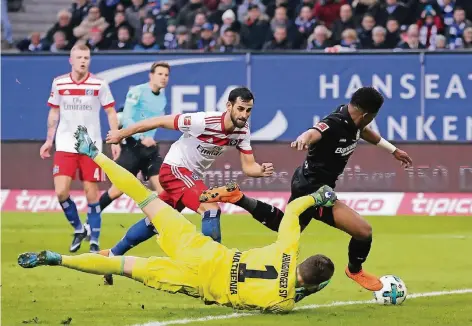  ?? FOTO: DPA ?? Allein gegen viele, aber trotzdem erfolgreic­h: Leon Bailey auf dem Weg zum 1:0 für Leverkusen.