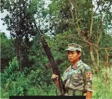  ??  ?? Una Mira Rai adolescent­e in posa con la divisa dell’esercito maoista del Nepal.