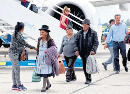  ?? Télam ?? Pasajeros jujeños al llegar a Córdoba, en el vuelo inaugural de la ruta que termina en Ushuaia