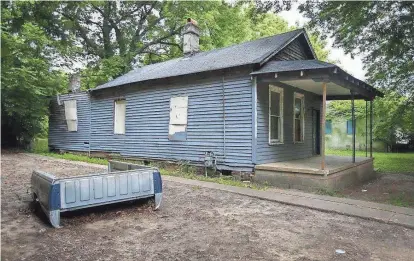  ?? MARK WEBER/THE COMMERCIAL APPEAL ?? The boarded up house at 406 Lucy, the former home of soul singer Aretha Franklin, has been saved from the wrecking ball for now.