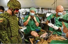  ?? Foto: Thomas Heckmann ?? Einblick in den mobilen Op‰raum: Soldaten des Dornstadte­r Sanitätsre­giments üben, wie sie ein mobiles Krankenhau­s errichten und betreiben.
