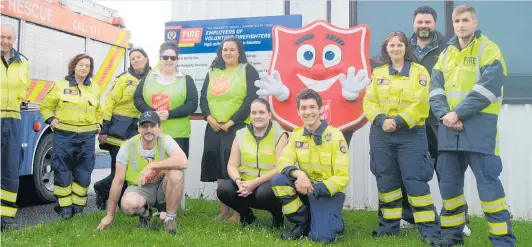  ?? Photo / Maryana Garcia ?? Members of Mamaku’s Volunteer Fire Brigade joined forces with the Salvation Army for a food drive on Sunday.