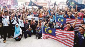  ??  ?? SEBAHAGIAN ahli PSSCM menyertai program senam silat cekak di pusat beli-belah Lot 10, Kuala Lumpur.