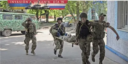  ?? ?? Militares ucranianos llevan a un camarada herido al hospital, en donetsk (associated Press)