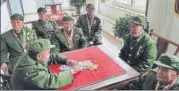  ?? HT/SUTIRTHO PATRANOBIS ?? ■
A group of Chinese army veterans playing cards at the home on the outskirts of Yan’an.