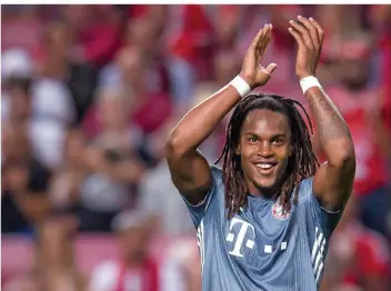  ?? FOTO: HOPPE/DPA ?? Renato Sanches strahlt übers ganze Gesicht. So haben die Fans des FC Bayern den Portugiese­n noch nicht gesehen. Im Champions-League-Spiel bei seinem Ex-Verein Benfica Lissabon trumpfte Sanches groß auf.