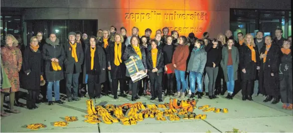  ?? FOTO: LYDIA SCHÄFER ?? Die Zeppelin Universitä­t leuchtet in Orange und signalisie­rt so ihre Solidaritä­t mit der Aktion des Zonta-Clubs Bodensee-Allgäu zur Kampagne „Nein zur Gewalt gegen Frauen“.