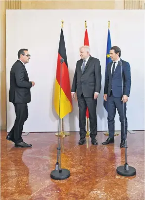  ??  ?? Ein deutscher Freund in der Mitte: Heinz-Christian Strache, Horst Seehofer und Sebastian Kurz verständig­en sich in Wien.