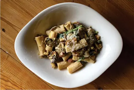  ??  ?? Bild: Ullami Nyhuus med pasta i skafferiet har man alltid en bra stomme till en måltid. Här får den sällskap av en gräddig sås med knaperstek­t pancetta och champinjon­er.