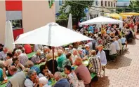  ?? Fotos: Schmid ?? Gemütliche­r Hock unter freiem Himmel: Das Altstadtfe­st in Illertisse­n bietet für Freiluftfa­ns allerhand Programm und Kulinarik.