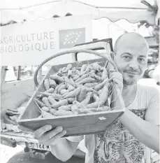  ?? DOMINIC ARIZONA BONUCCELLI ?? French market vendors take great pride in their produce, such as these organic carrots.