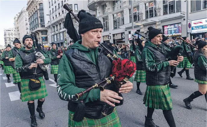  ?? GONZALO PÉREZ ?? Imagen del desfile de gaiteros ayer, en plena Gran Vía