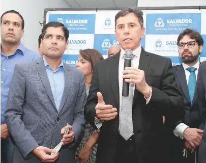  ??  ?? Presidente do TRE-BA, junto com prefeito, vice e secretário­s, inaugurou novo posto, ontem, na Liberdade