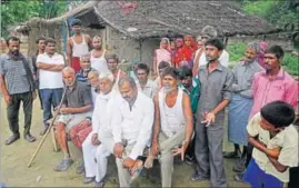  ?? DEEPAK GUPTA/HT PHOTO ?? A group of villagers belonging to the Scheduled Castes shared their views on discrimina­tion against Dalits at Dhanuasaan­d village in Mohanlalga­nj, Lucknow, on Friday.